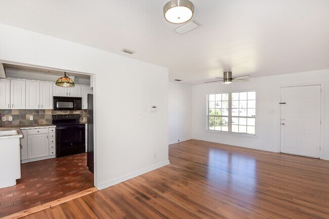 Building Photo - 3 Bedroom Cove House