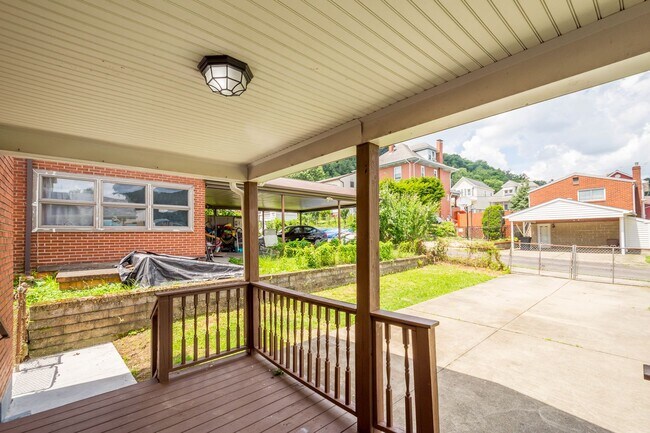 Building Photo - Newly renovated 3 bedroom home in McKees Rocks available now!