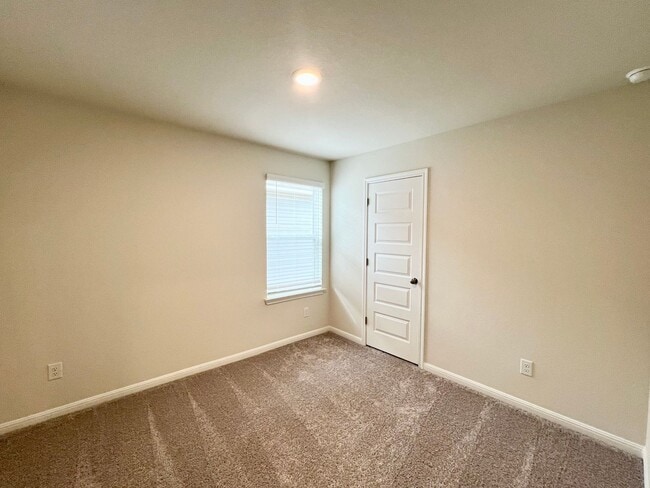 Building Photo - 3 bedroom, 2.5 bath home for lease