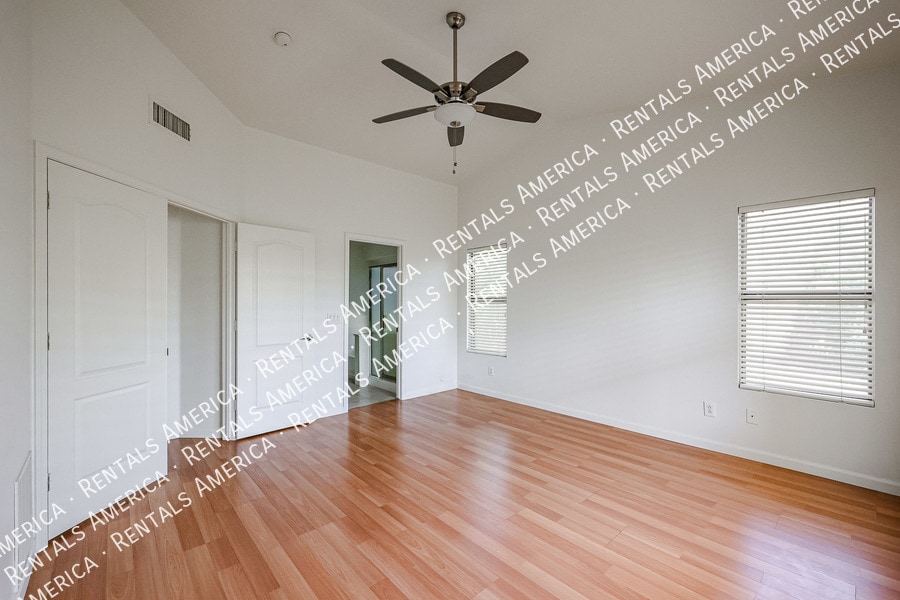 Building Photo - 568 E Sherri Dr