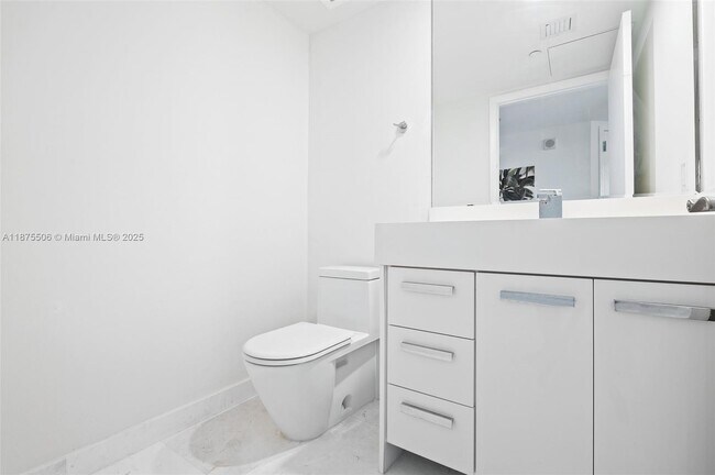 Building Photo - 17201 Collins Ave