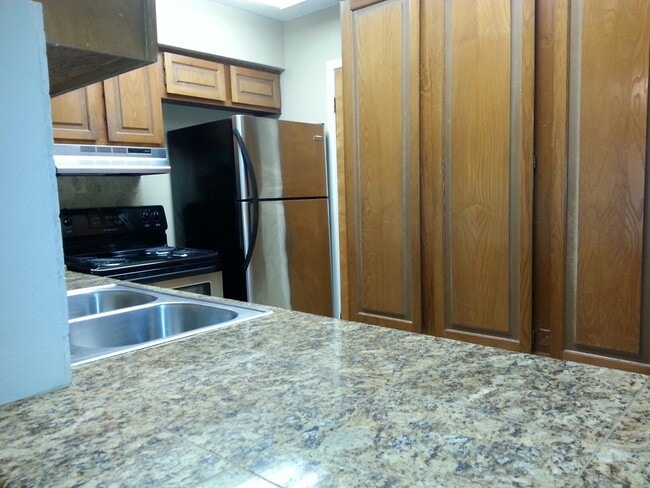 Building Photo - 2725 Santa Fe Unit E - 2/Bed 2.5/Bath - $1...