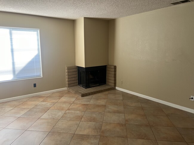 Building Photo - 6560 Oakcreek Way