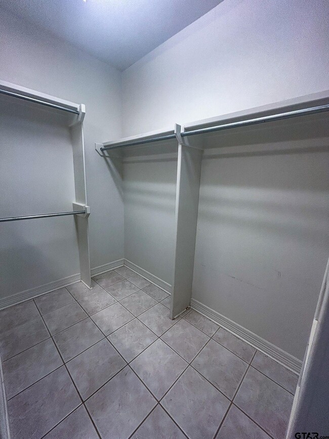 Building Photo - 704 Shiloh Ridge St