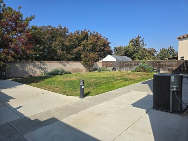 Building Photo - Big beautiful Home for rent in Visalia, Ca