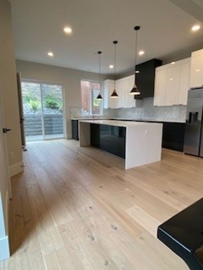 Building Photo - Welcome to the Beautiful Modern Townhome i...