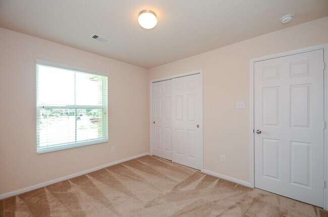 Building Photo - 14935 Vinegrove Falls Ct