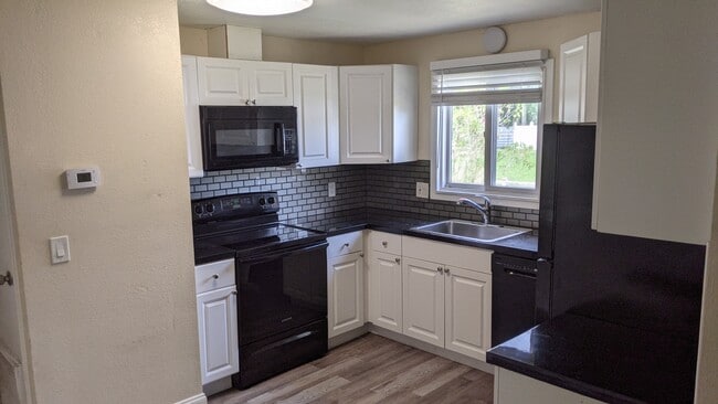 Building Photo - 367 Beehive Dr