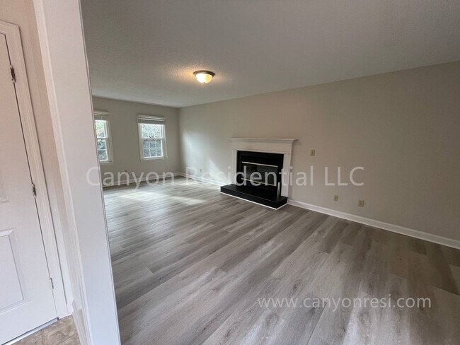 Building Photo - Beautiful 3b Room!Move in ready!
