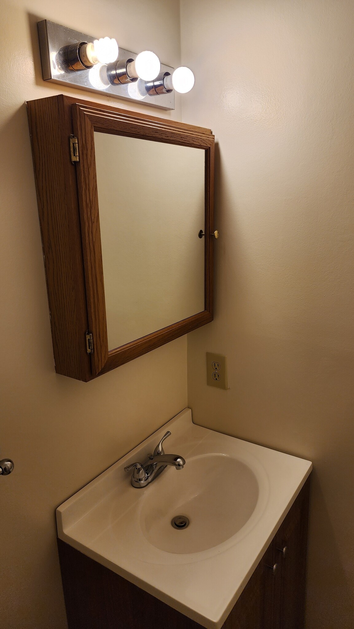 1/2 bath - 115 Hunter Dr