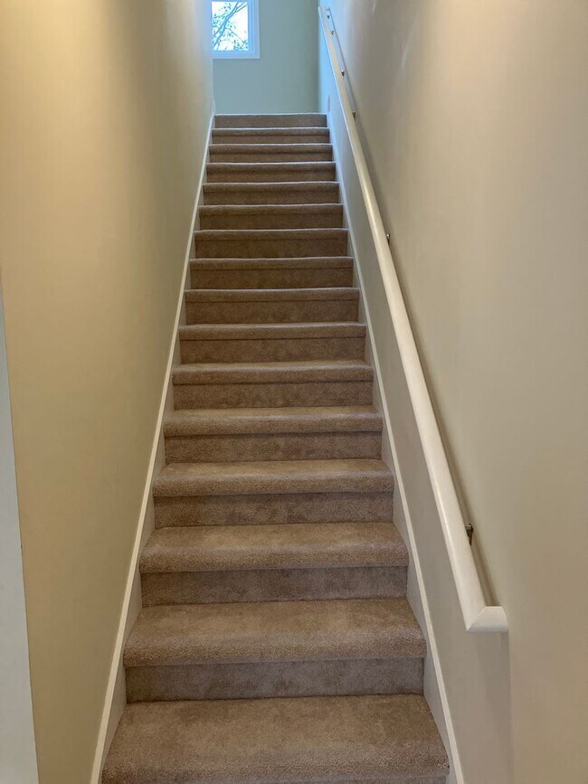 Building Photo - Special!! $500 off first month's rent! Gorgeous 3bd 3ba newer home in quiet neighborhood