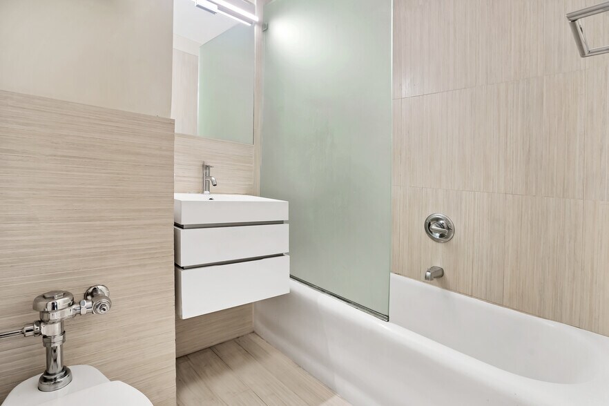 Bathroom - Spacious 1-bedroom to rent - 227 E 57th St