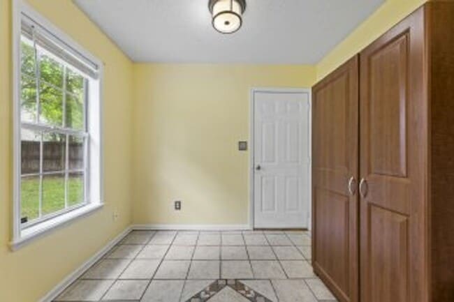 Building Photo - 502 Jasmine Ln