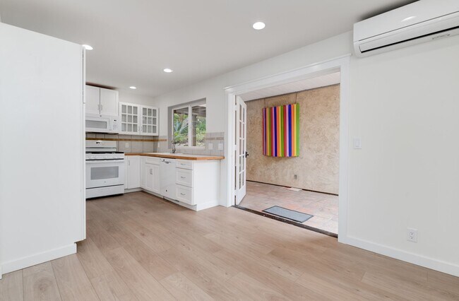 Building Photo - 1058 3rd St