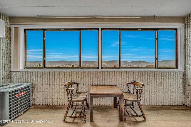 Building Photo - 550 Clay Ave