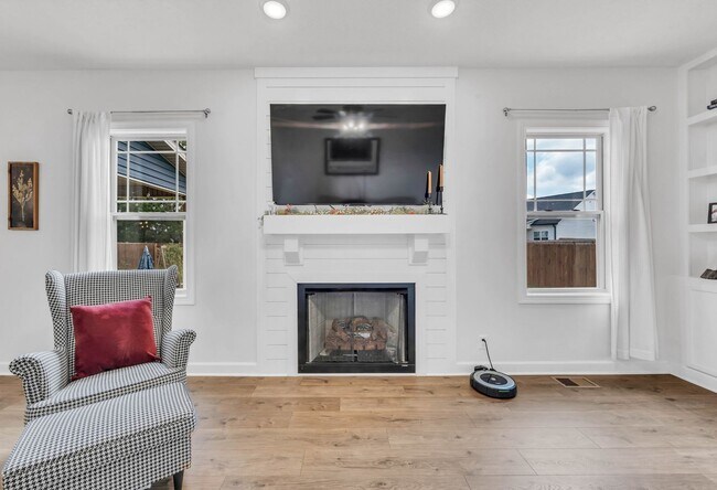Building Photo - Pet Friendly Three Bedroom!