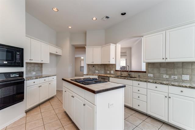 Building Photo - 8904 Lakewood Dr