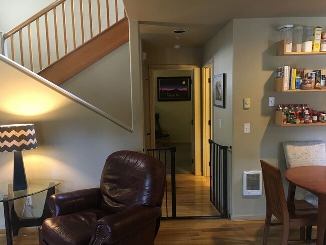 Building Photo - NW 3x2 townhome with primary bedroom on the main level