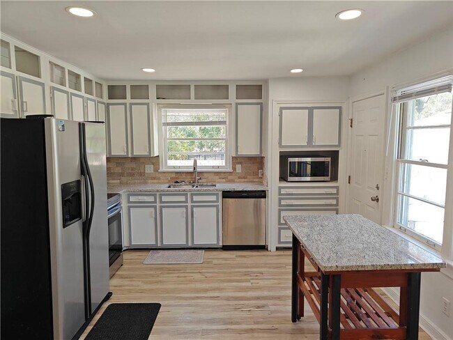 Building Photo - 810 Wesleyan Dr