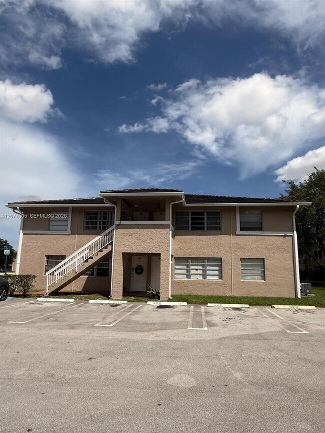 Building Photo - 10230 Twin Lakes Dr