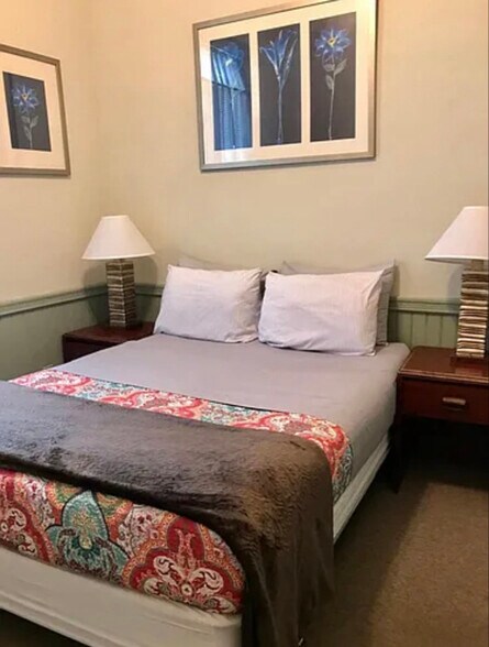 Building Photo - 320 W Hall St