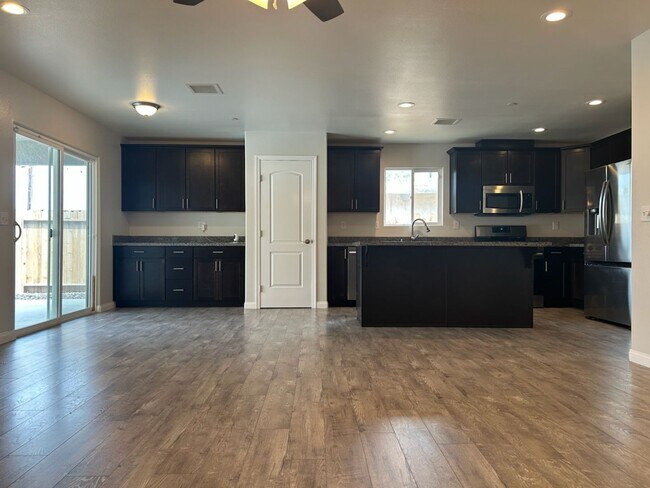 Building Photo - Please contact Vaughn Realty to set up an appointment, 760-446-6561