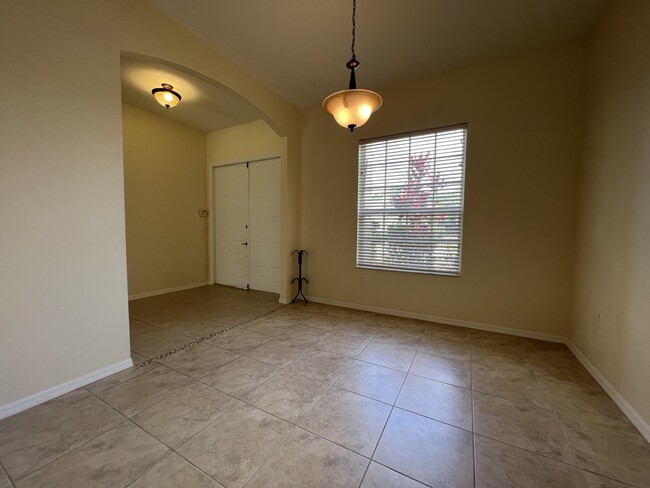 Building Photo - 417 SW Blue Spring Ct