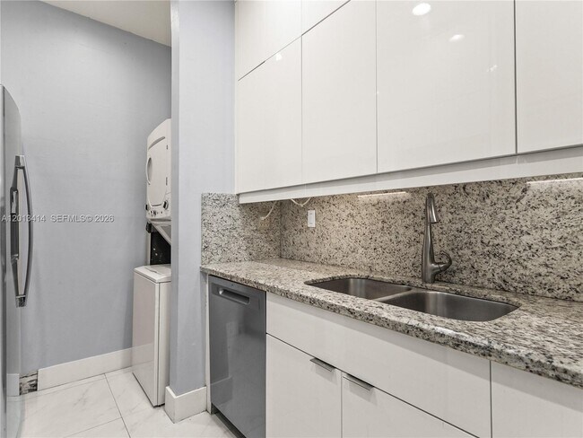Building Photo - 9133 Fontainebleau Blvd