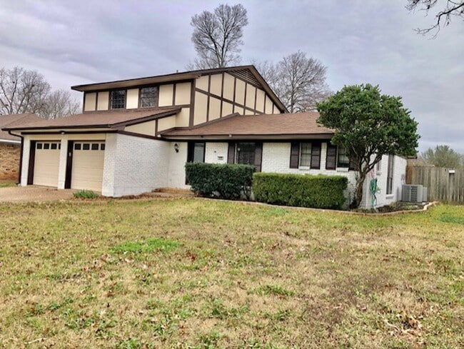 Building Photo - UPDATED IN TOWN SOUTH-LARGE 4/3 BRICK HOME-VERY NICE