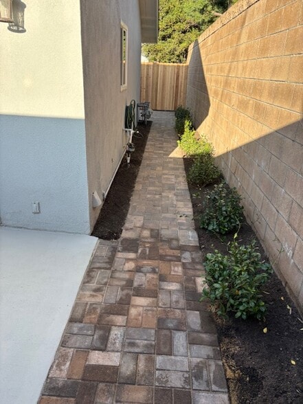 Building Photo - 275 Mesa Dr