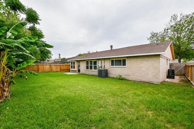 Building Photo - 2430 Ridge Hollow Dr