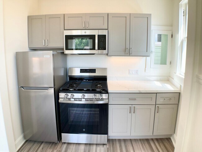 Building Photo - REMODELED and Spacious.  IN-UNIT LAUNDRY! ...