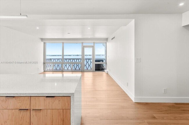 Building Photo - 1430 Brickell Bay Dr