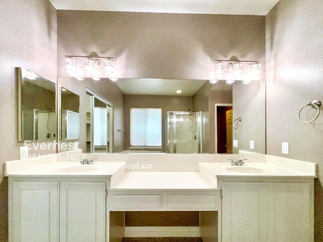 Building Photo - Beautiful 3-Bedroom Home with Fireplace an...