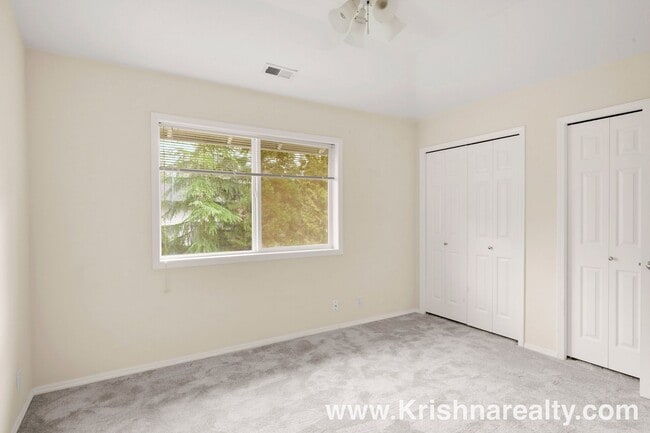 Building Photo - Charming 3 BD* 2.5 BA* Duplex **NEWLY RENOVATED** Located in Historic Orenco in the Elk Meadows C...