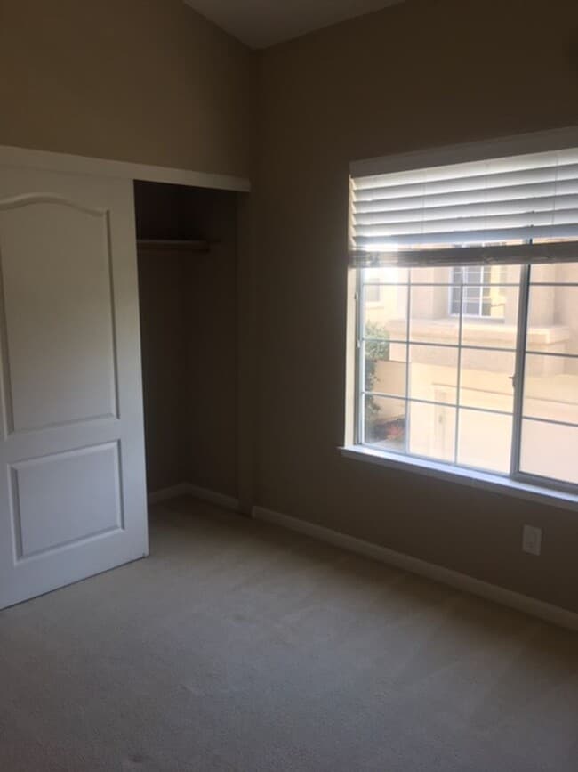Building Photo - Outstanding 2 bd 2 bth Condo in prime Plea...