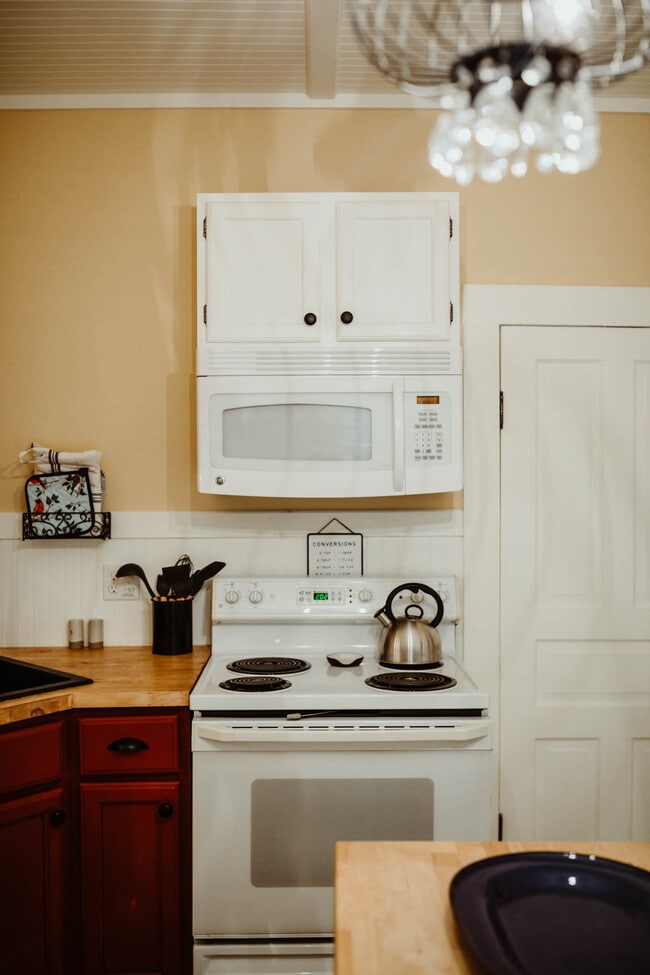 Building Photo - 108 W 6th St