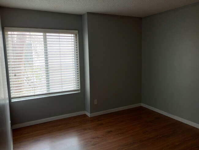 Building Photo - Cherry Creek Schools, 2 bed, 1 bath, 900 s...