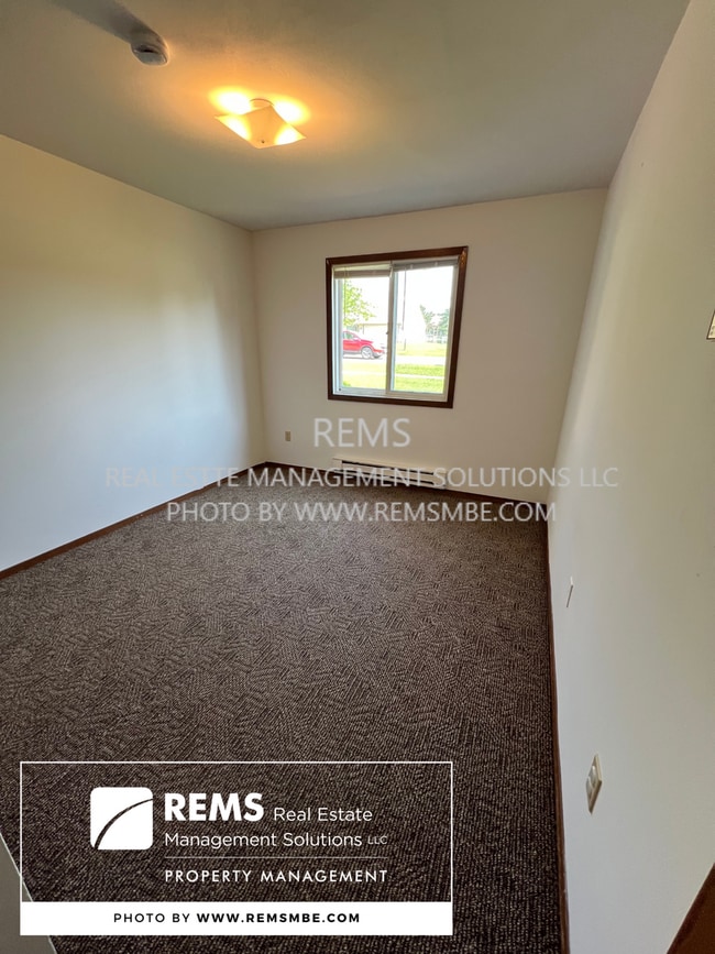 Building Photo - 564 E Slifer St