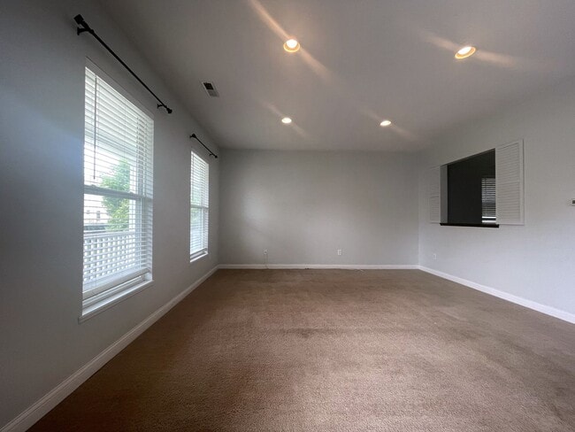 Building Photo - 5597 Lantos Rd