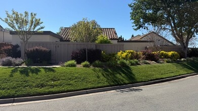 Building Photo - Clayton Townhouse 3 bedrooms 2 bathrooms 2 car garage