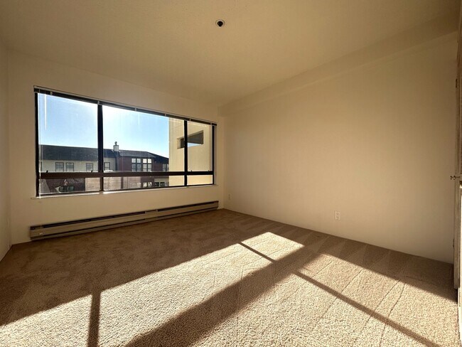 Building Photo - Tranquil Living in a Palo Alto Gem: 1-Bedroom Condo on the Third Floor with In Unit Laundry