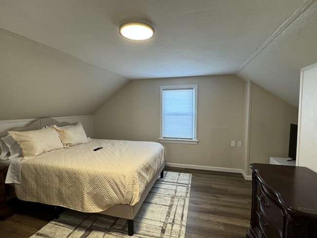 Third Bedroom - Queen Size Bed + 55" TV - 170 Brookfield Rd