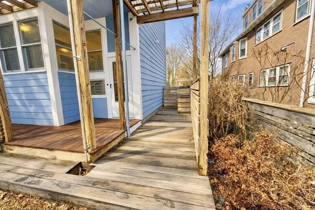 Building Photo - 172 Maplewood St