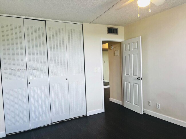 Building Photo - 1050 SE 15th St