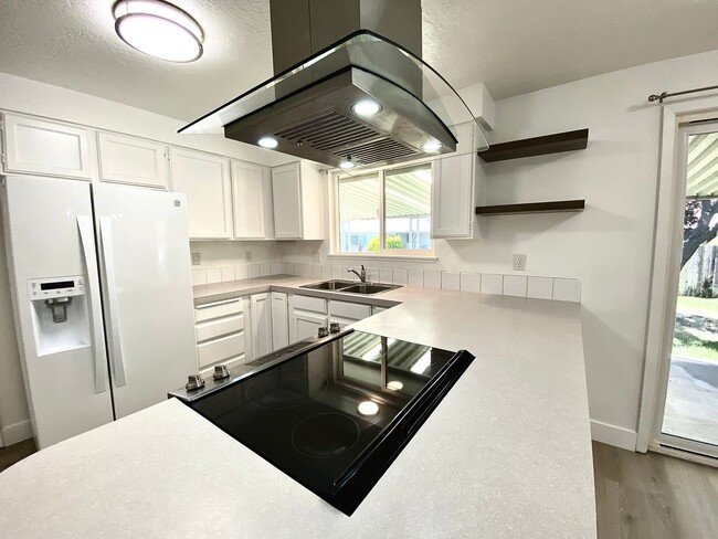 Building Photo - 3 bedroom 2 Bath 2 Car Garage Single Level...