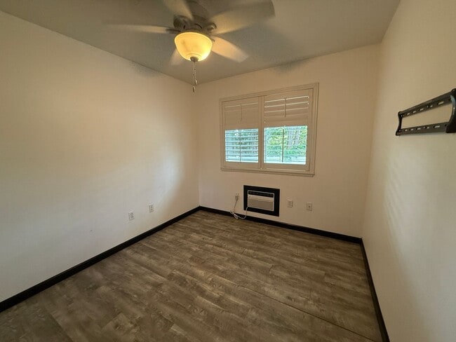 Building Photo - Island Courtyards 1 bedroom 1 bath with 2 ...