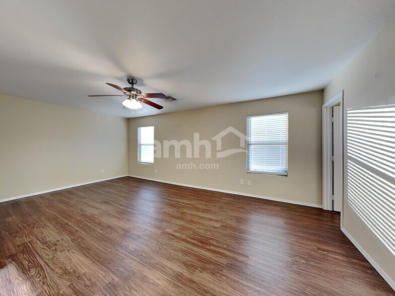 Building Photo - 2205 E 35th Ave