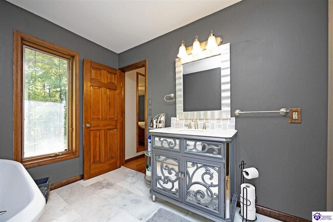 Building Photo - 306 Forest Trce