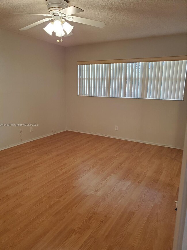 Building Photo - 2901 S Palm Aire Dr